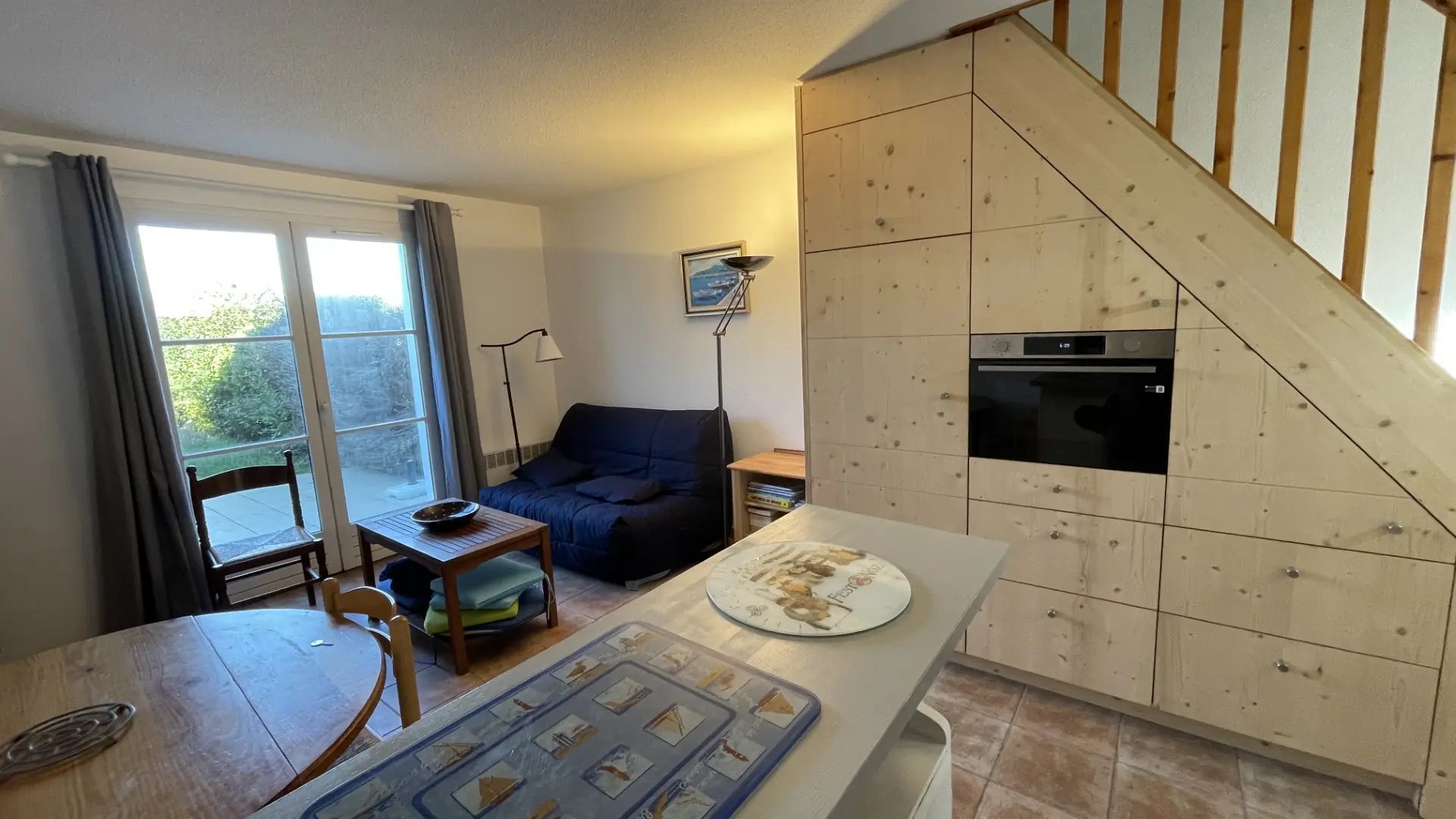 Living Room - Wohnzimmer und Treppe