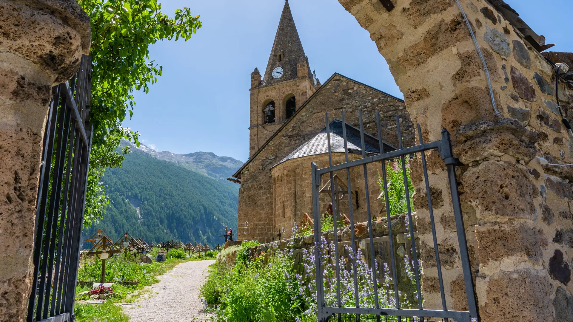 Entrée de l'église Notre-Dame de l'Assomption de la Grave