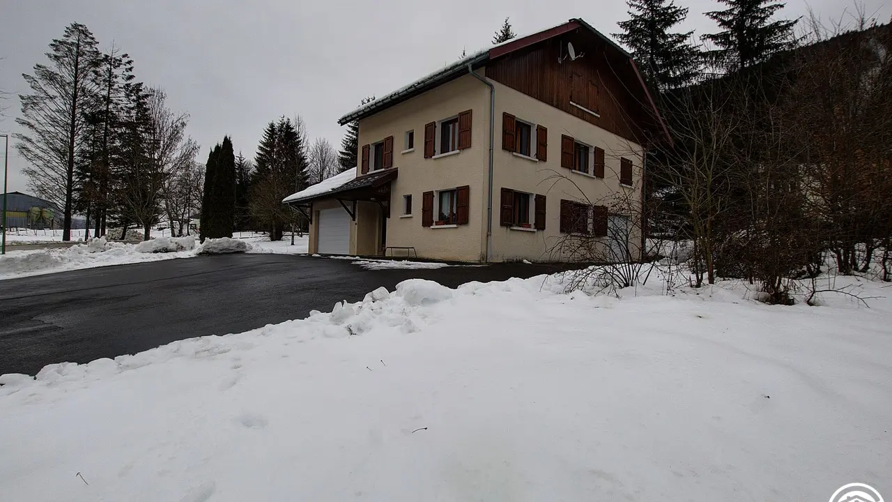 Le gîte en duplex se situe au RDC de la maison et les chambres au 1er étage