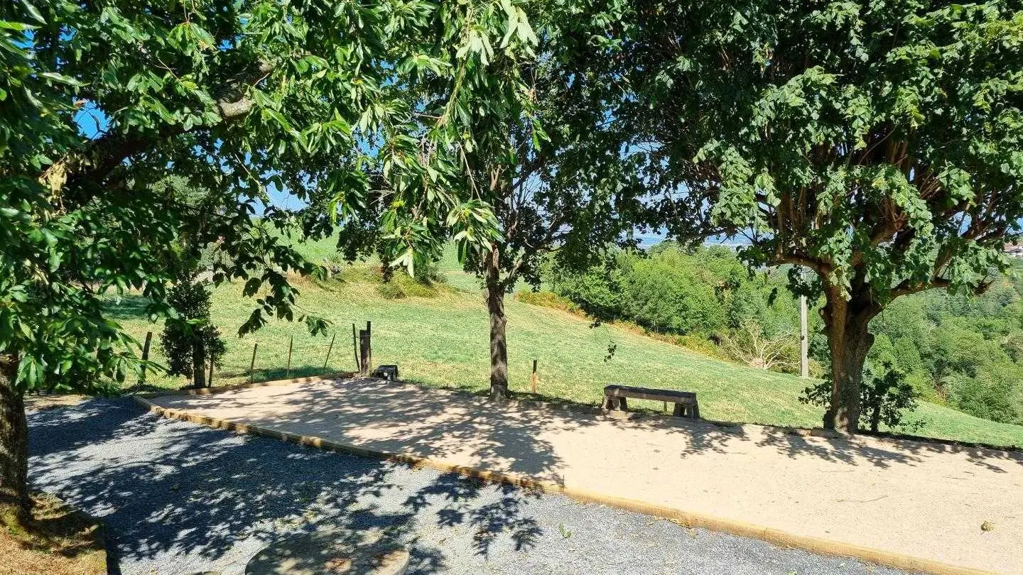 Terrain de pétanque communs aux gîtes.
