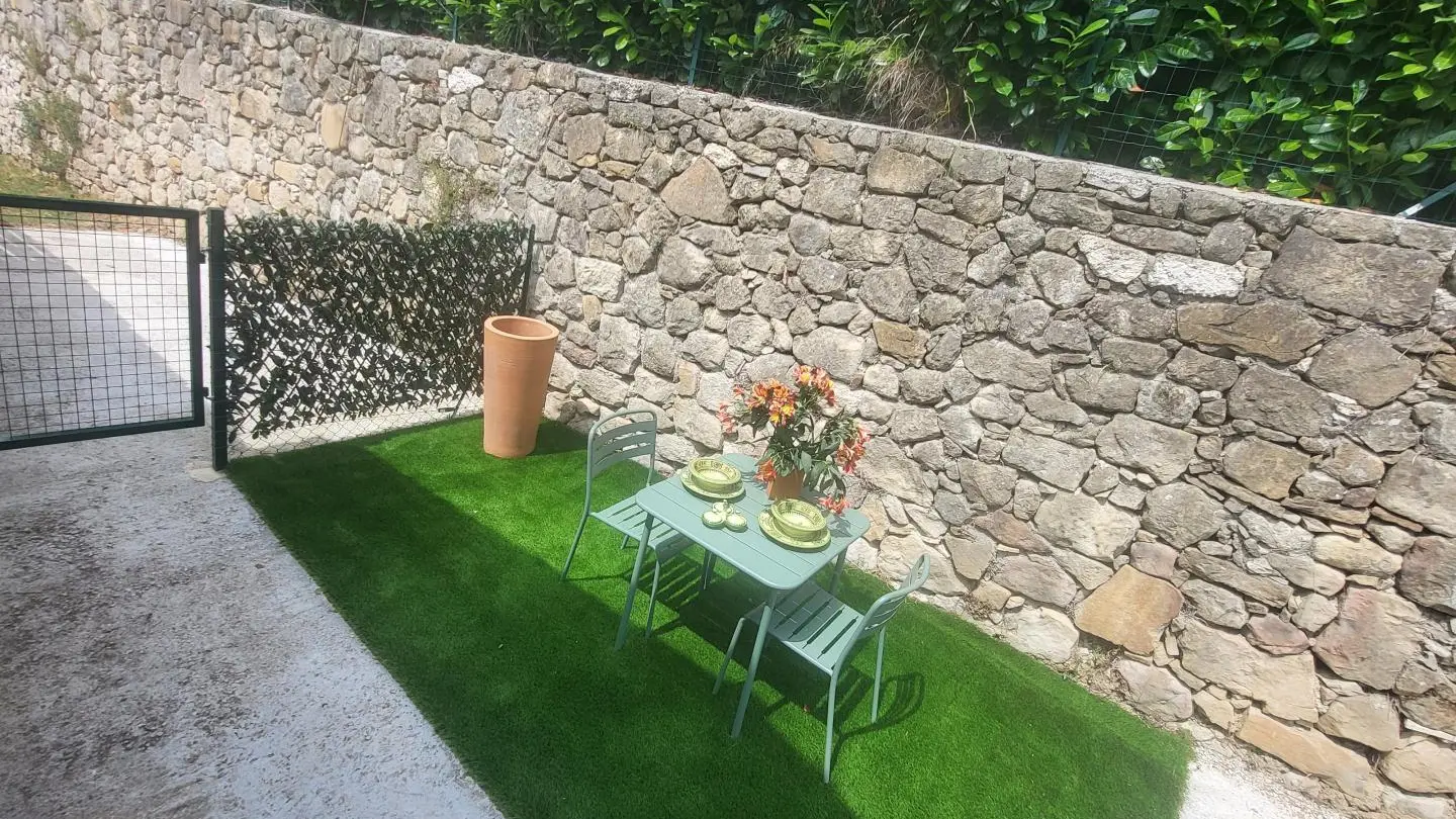 Gîte l'Ombre du Vent-Terrasse Privative-Contes-Gîtes de France Alpes-Maritimes