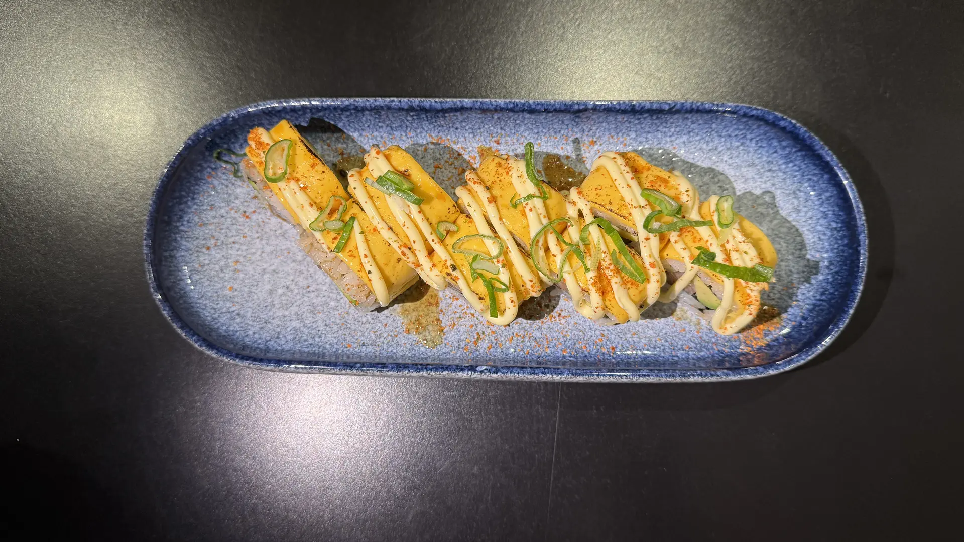 Top Maki_L'Isle-sur-la-Sorgue plat rectangulaire bleu avec makis