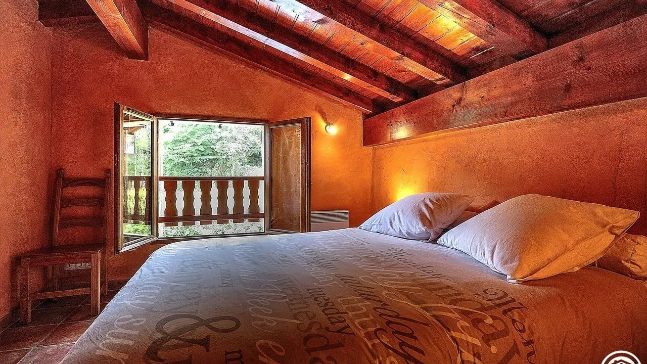 Au 1ère étage : la chambre avec 1 lit double