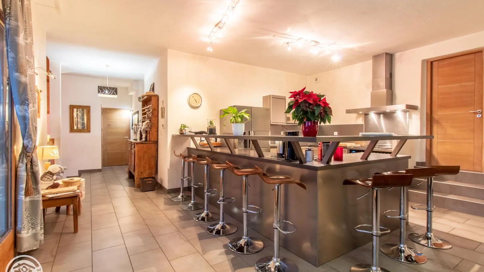 Cuisine ouverte et espace bar