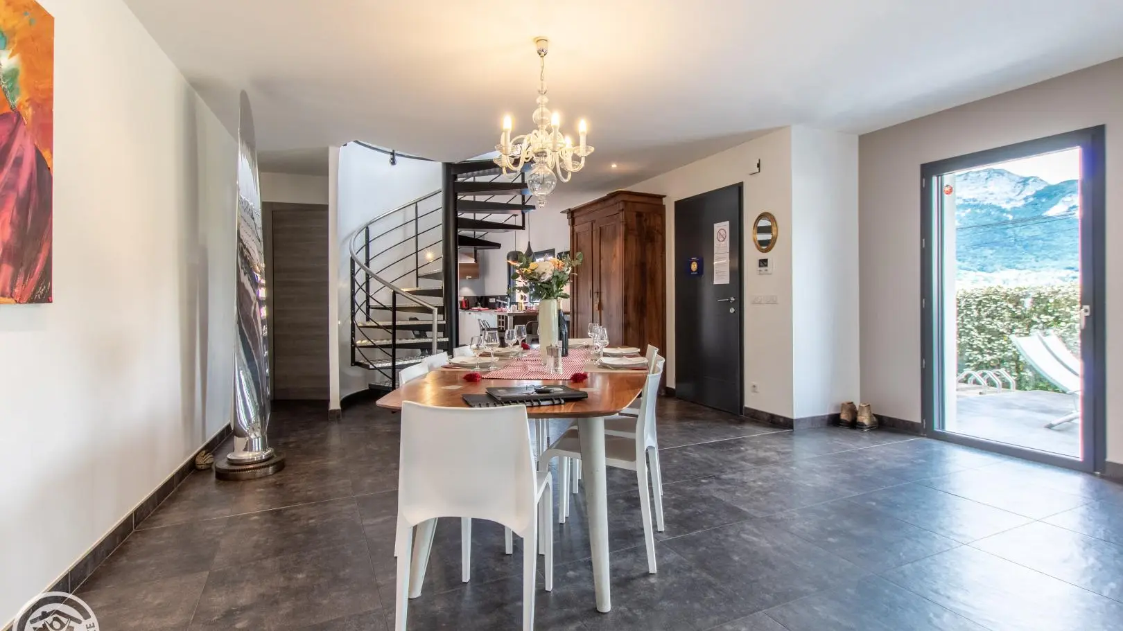 Accès WC du niveau (à gauche de l'escalier) et cuisine (à droite)