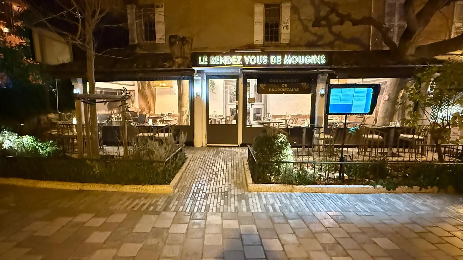 Devanture du Rendez-vous de Mougins