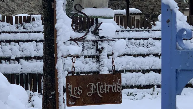 la neige parfois l'hiver, quelle belle surprise, sortons la luge de bois, chaussons les raquettes !
