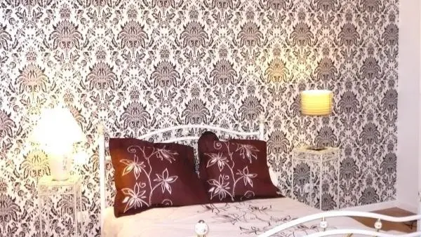 Chambre black and white : un lit double et un lit simple