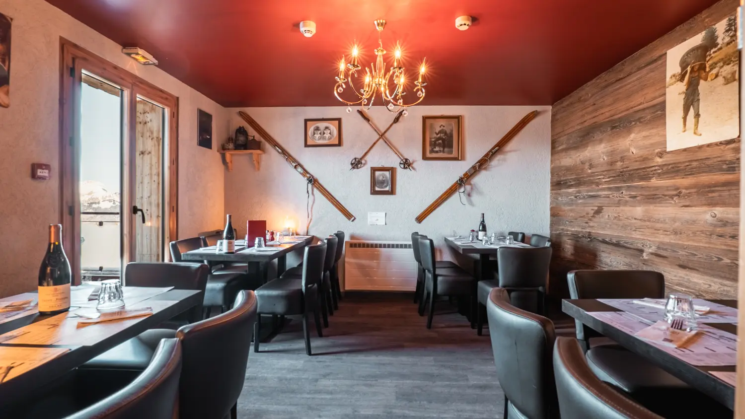 Room with skis on the wall