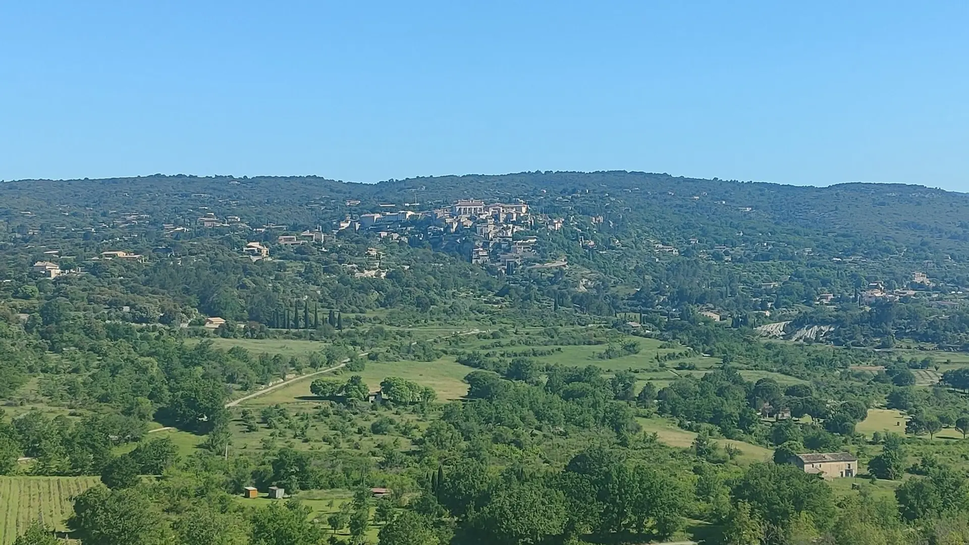Le village depuis le col de Gordes