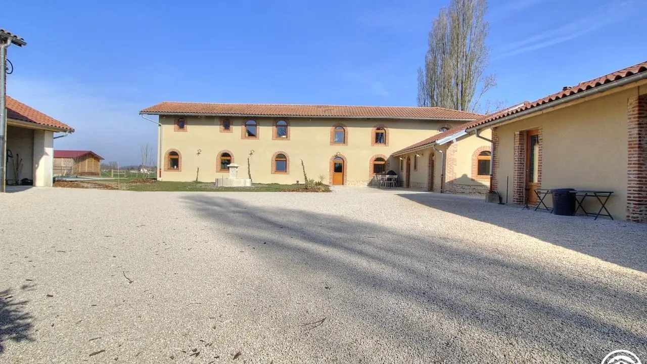 Le Domaine du Pin, comprend les chambres d'hôtes, un pavillon de chasse (mi-septembre à mi-janvier) et une maison en cours de rénovation.