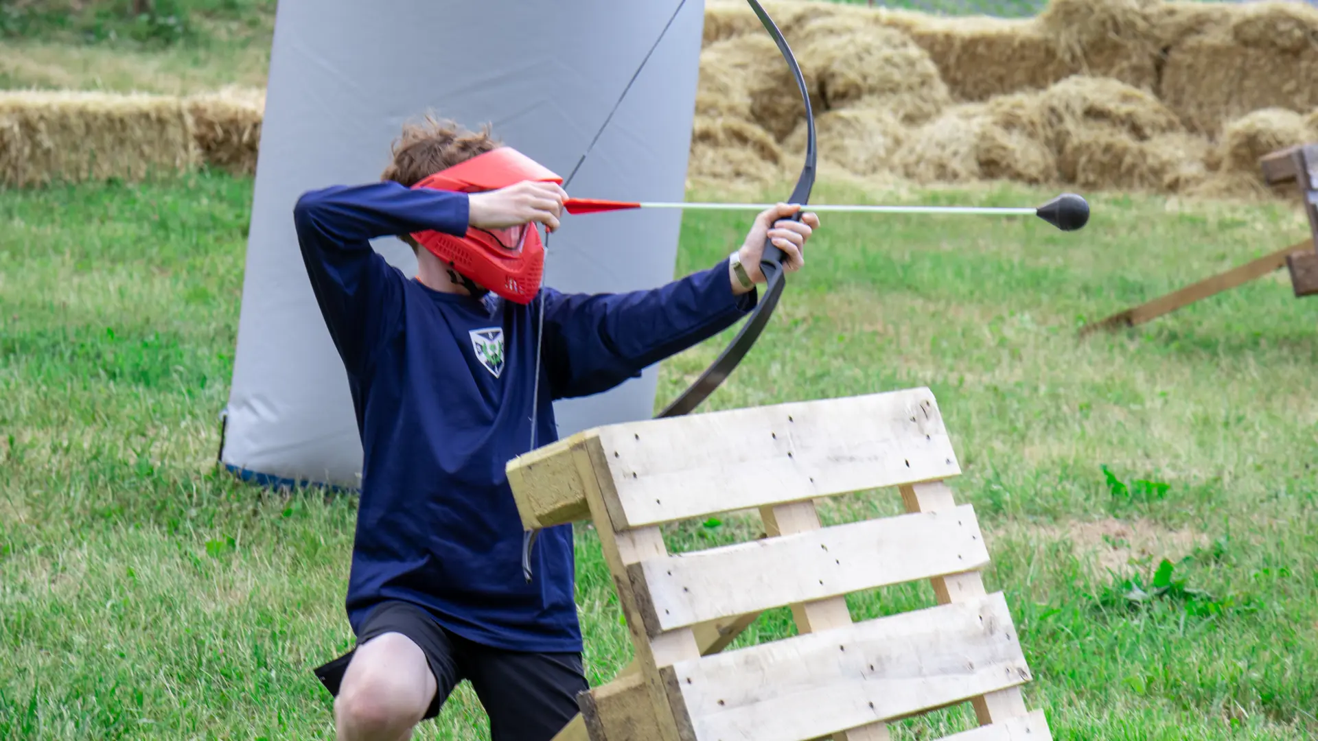 Joueur caché derrière un obstacle en bois