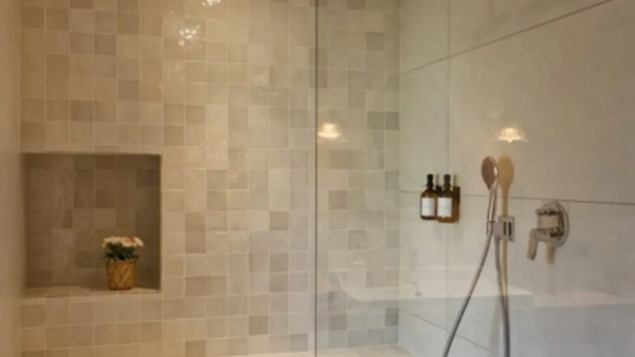 Bed & Breakfast Maison Paulette in Eygalières shower