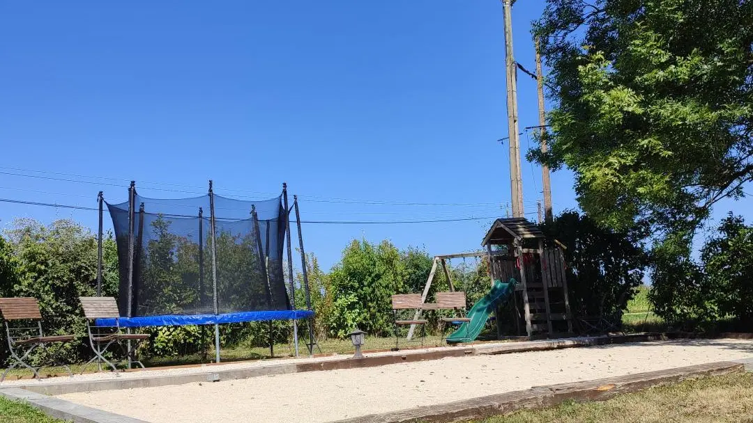Terrain de Pétanque, Trampoline et Jeu pour Enfants Balançoires et Toboggan