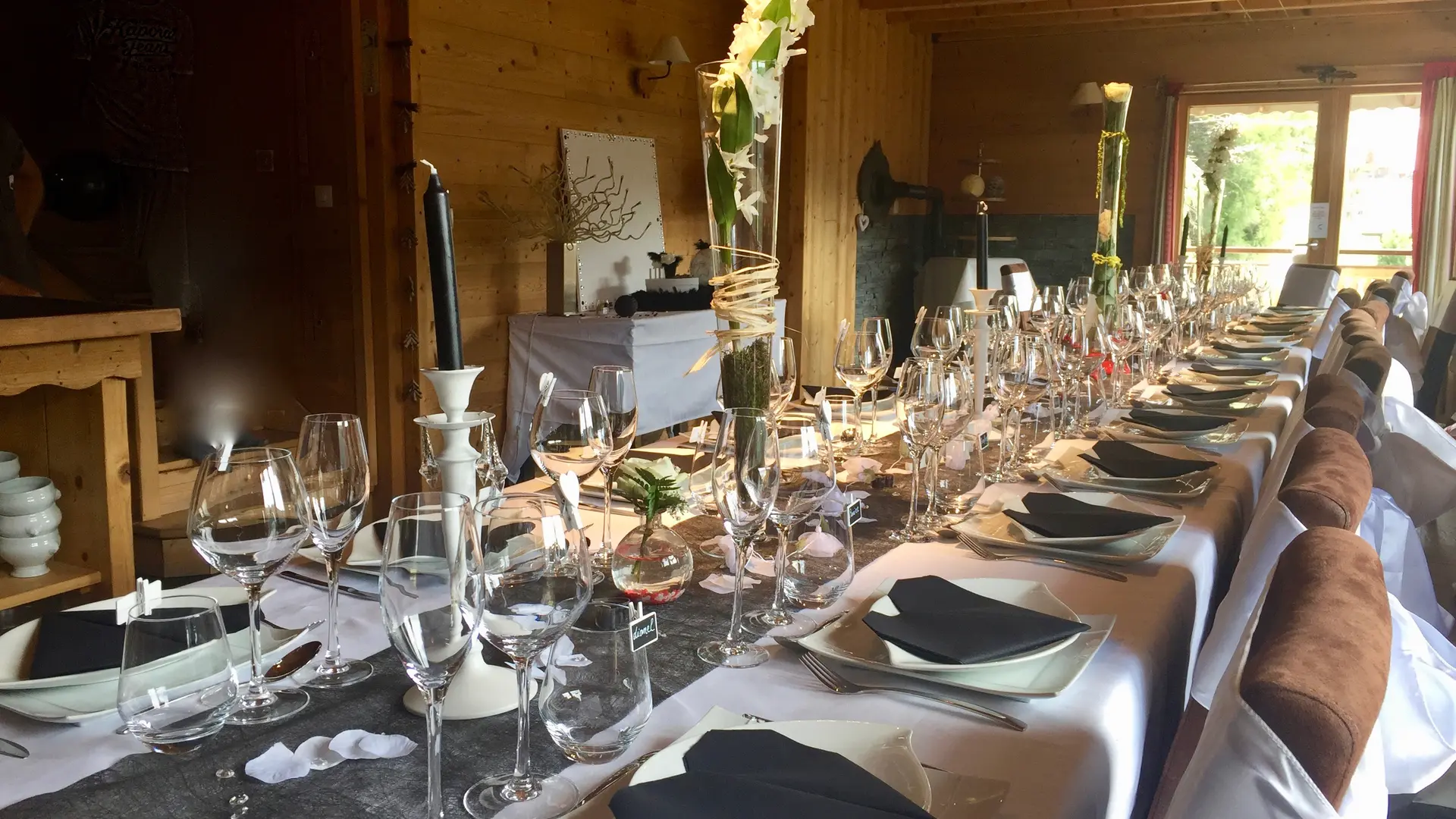 Salle à manger avec grande table décorée pour une fête