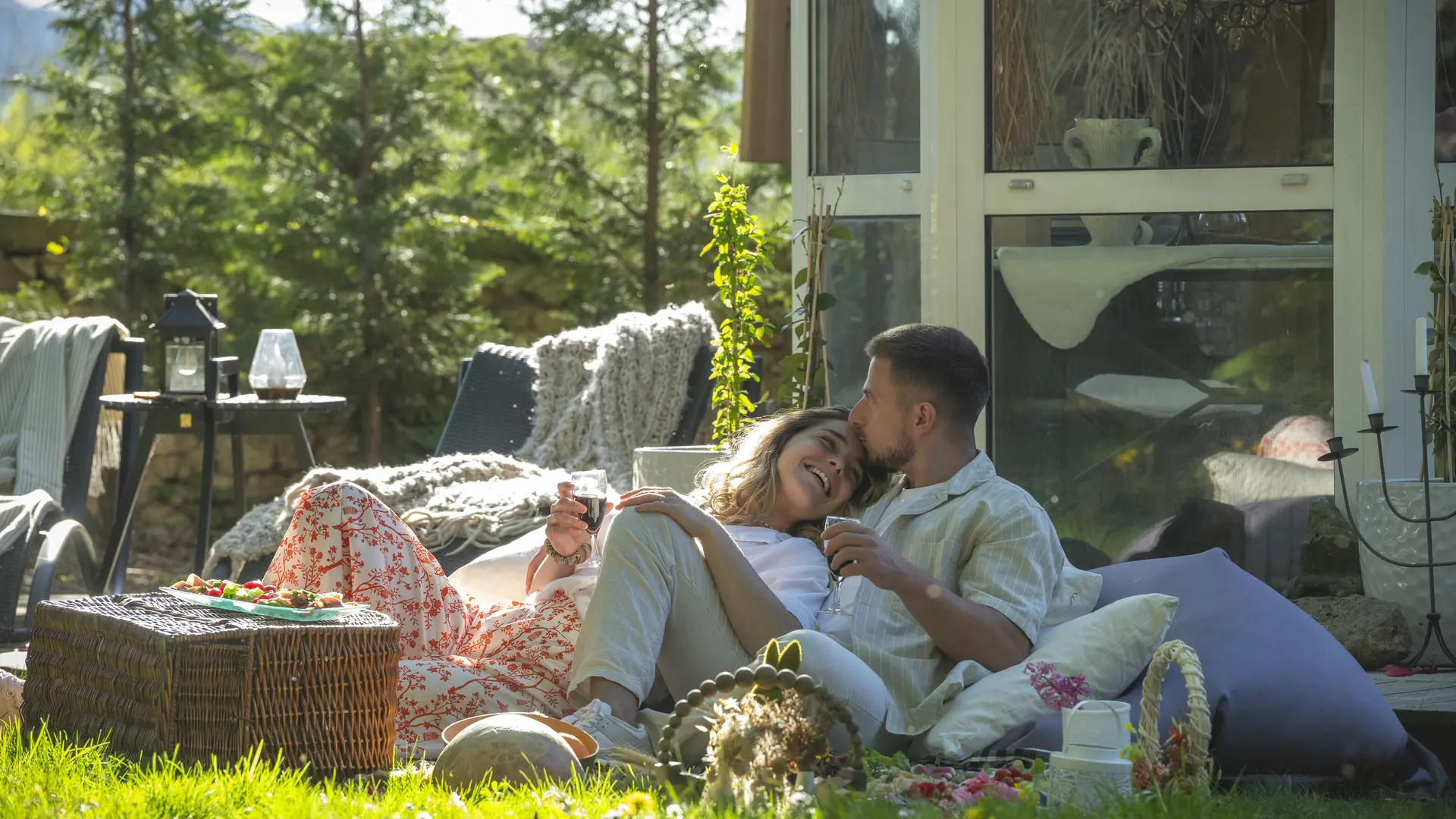 Détente et picnic dans le parc du Domaine ForRest – Escapade insolite en Auvergne-Rhône-Alpes