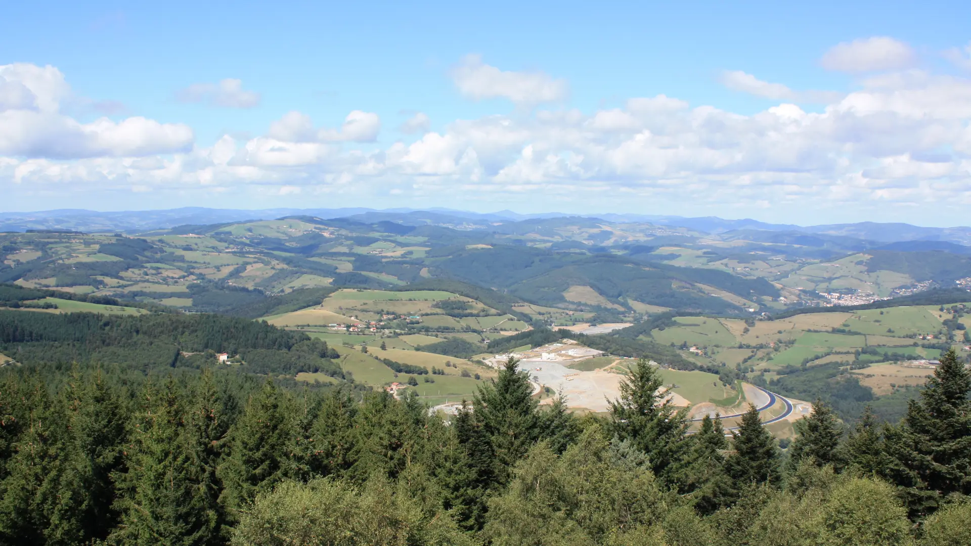 Vue sur la plaine et monts du Lyonnais