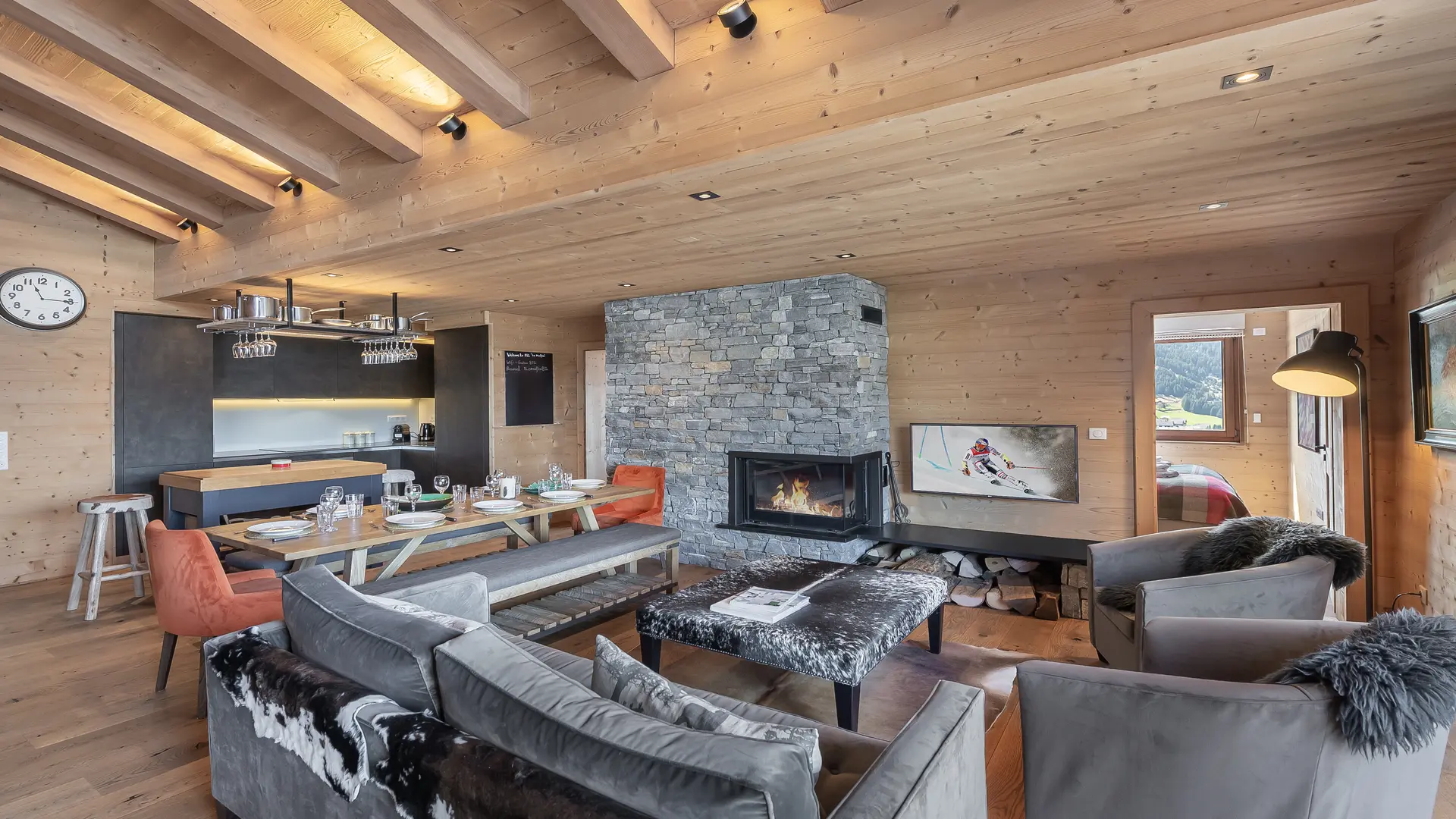 Pièce à vivre avec espace salon, salle à manger, cuisine, cheminée