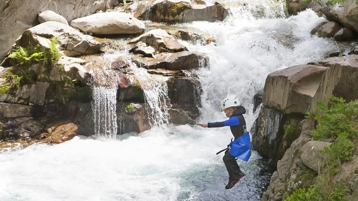 Saut enfant en aquarando