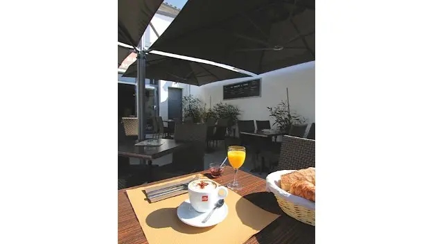 Petit déjeuner en terrasse