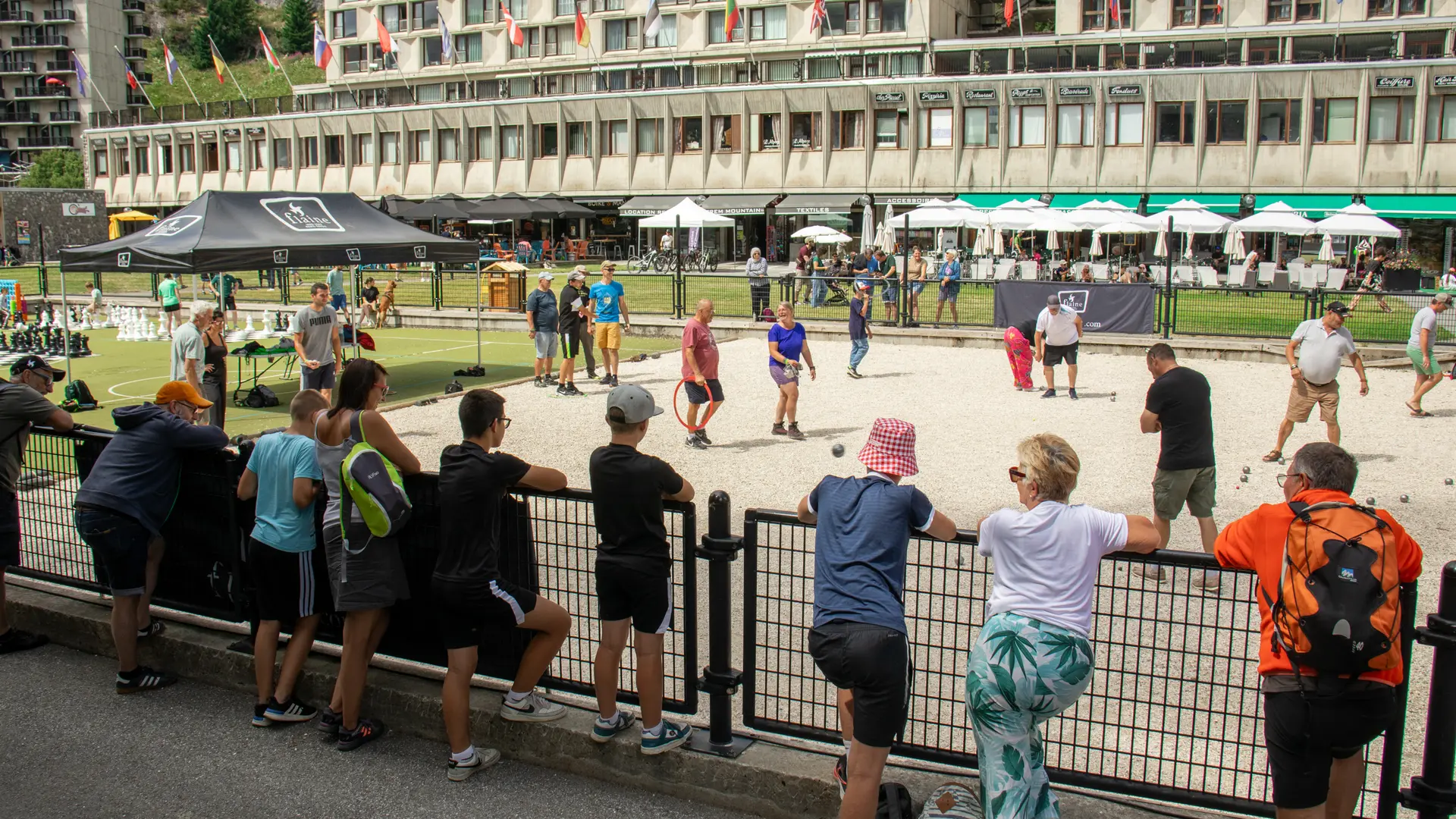 Overzicht van het petanqueterrein