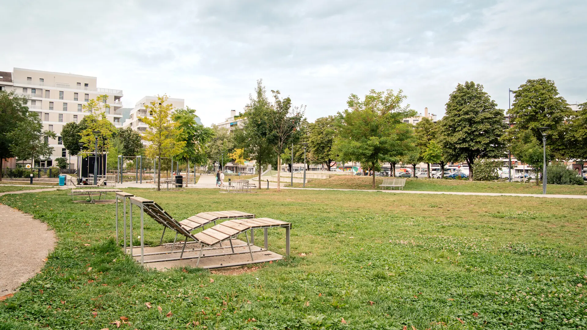 Assises dans le parc