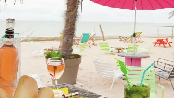 Bar: appetiser platter, chilled drinks and ocean views