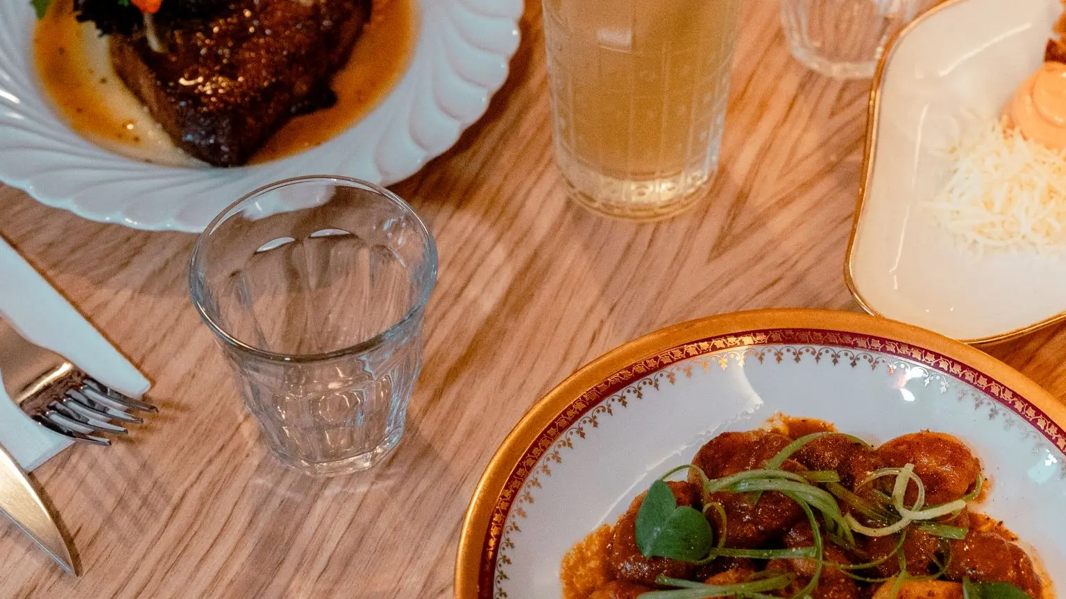 table dressée avec 2 plats en sauce