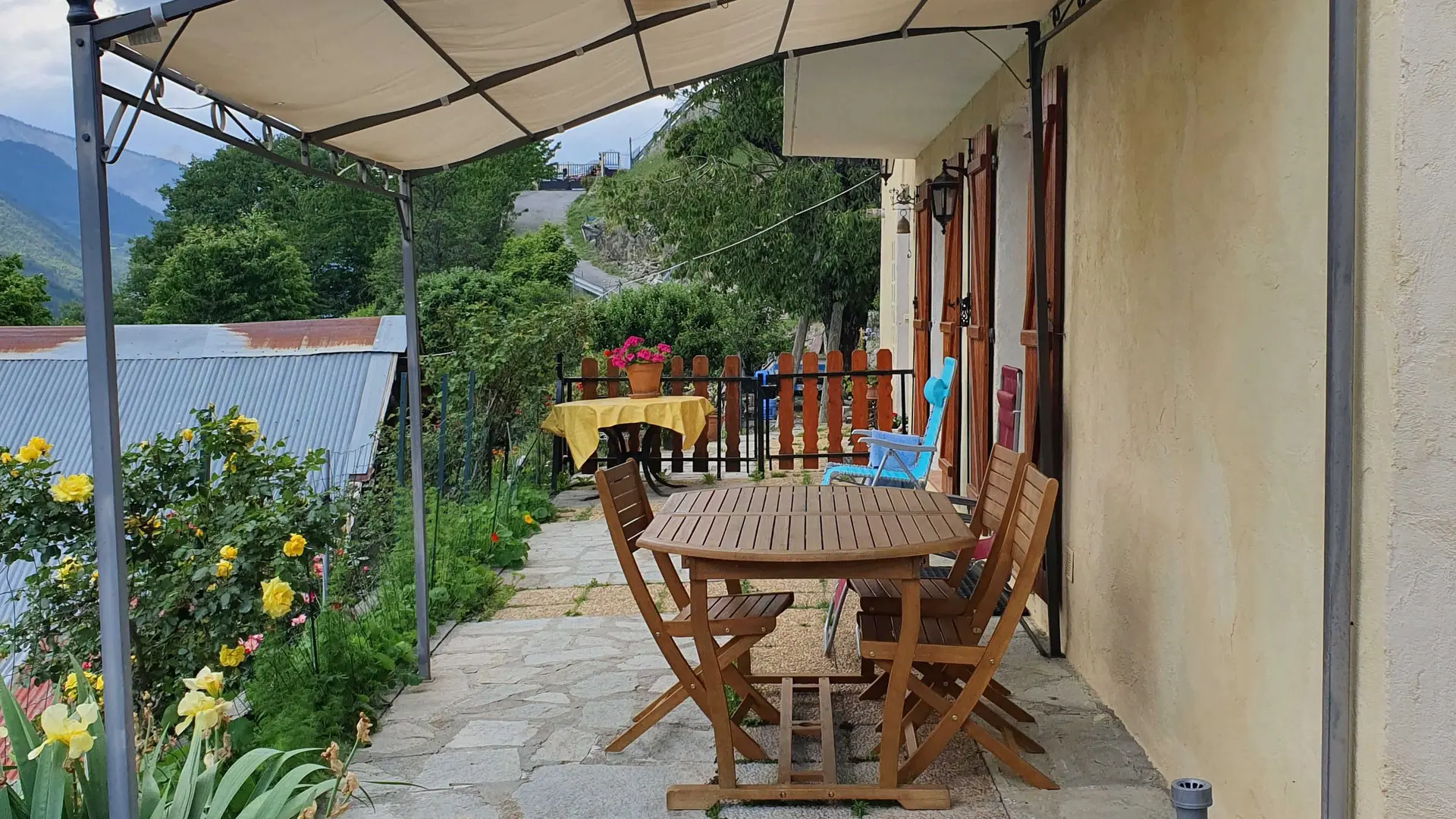 Gîte L'Aubépine de Douans-Coin repas extérieur-Saint-Étienne-de-Tinée-Gîtes de France des Alpes-Maritimes