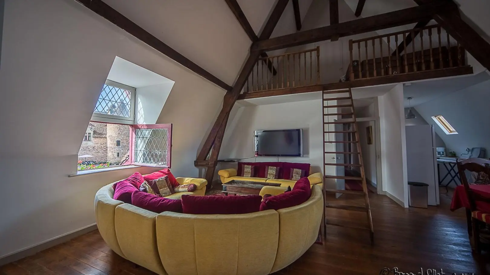 GITE DU CHATEAU DE PEUFEILHOUX VALLON EN SULLY ALLIER AUVERGNE