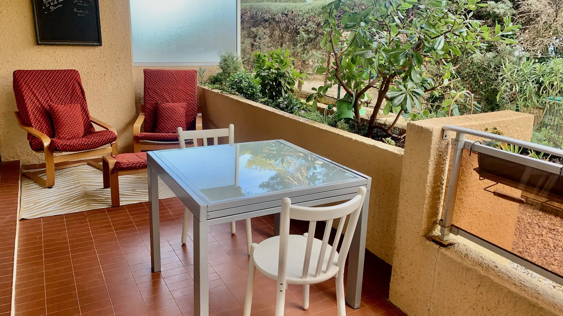 Une grande terrasse agréable toute la journée