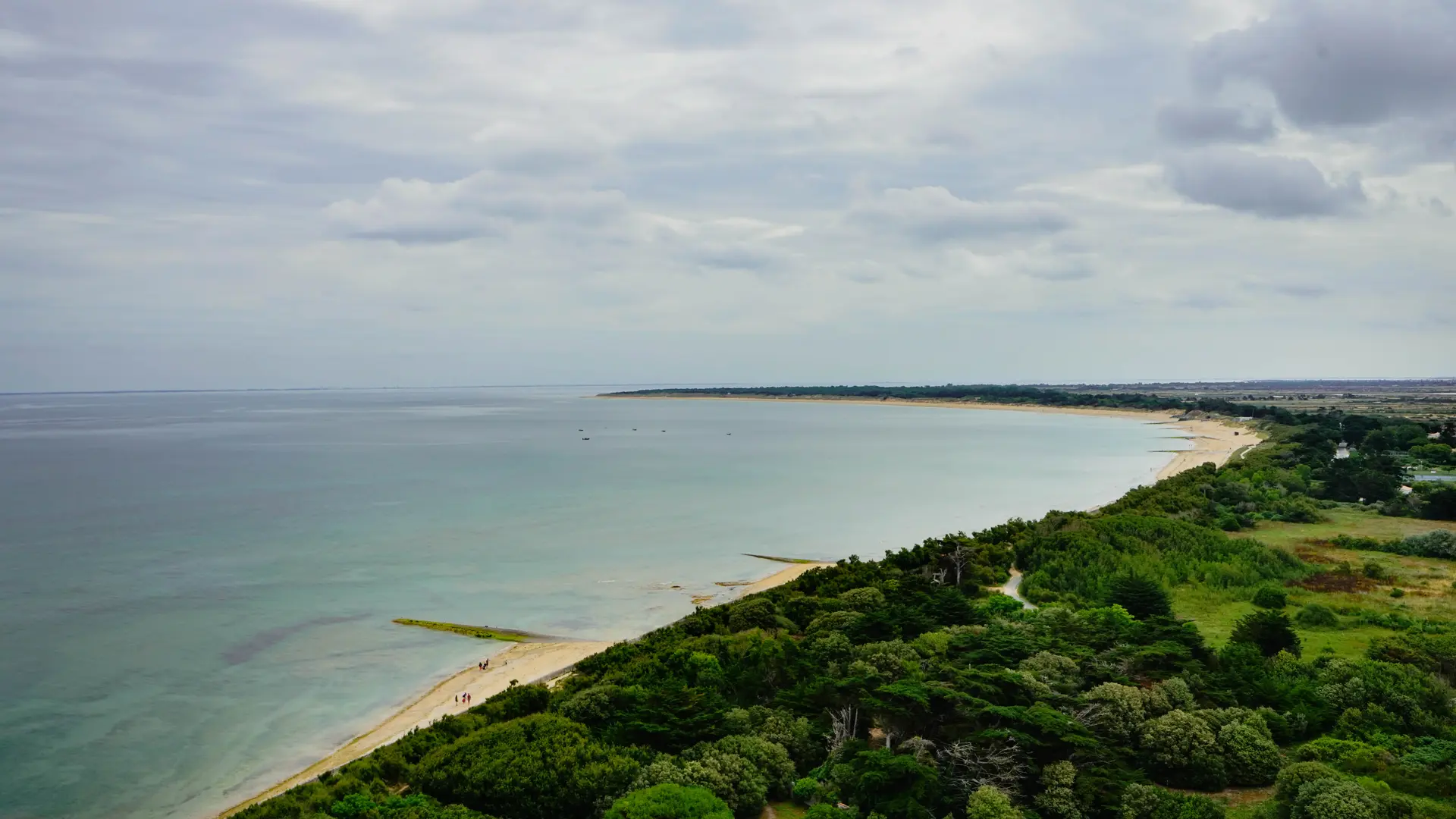 Une autre vue du haut du Phare, la vue de la superbe plage de sable fin 