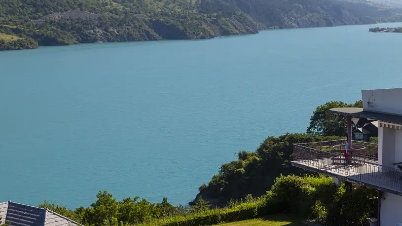 Piscine avec vue sur le lac de Serre-Ponçon