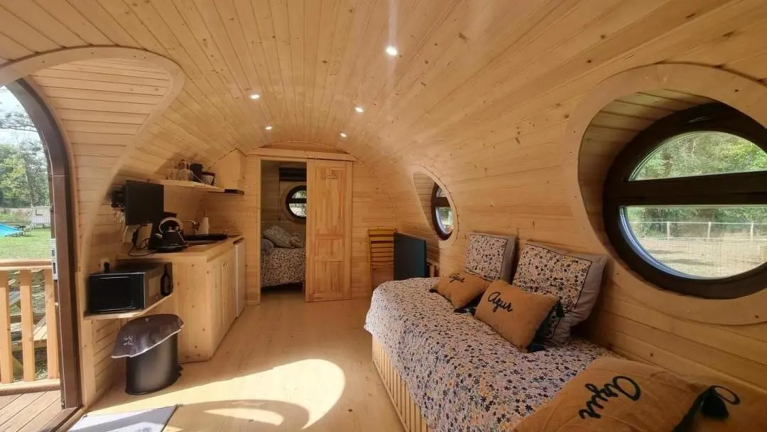 Le tonneau viticole dispose d'une kitchenette ouverte sur espace repas/détente.