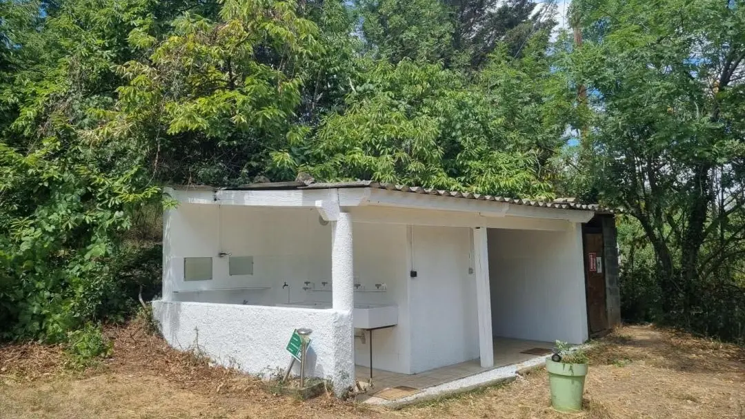 Bloc sanitaire commun à l'aire naturelle de camping classé par Atout France en 2018.