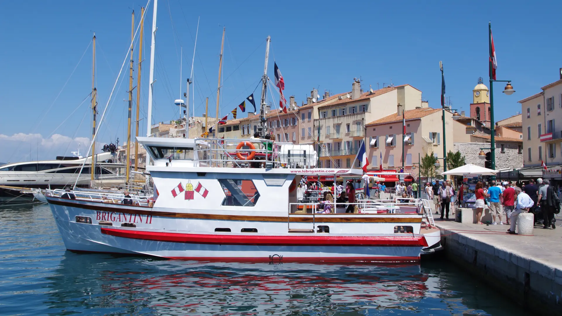 Point de départ sur le quai pour une balade en mer sur le Brigantin II