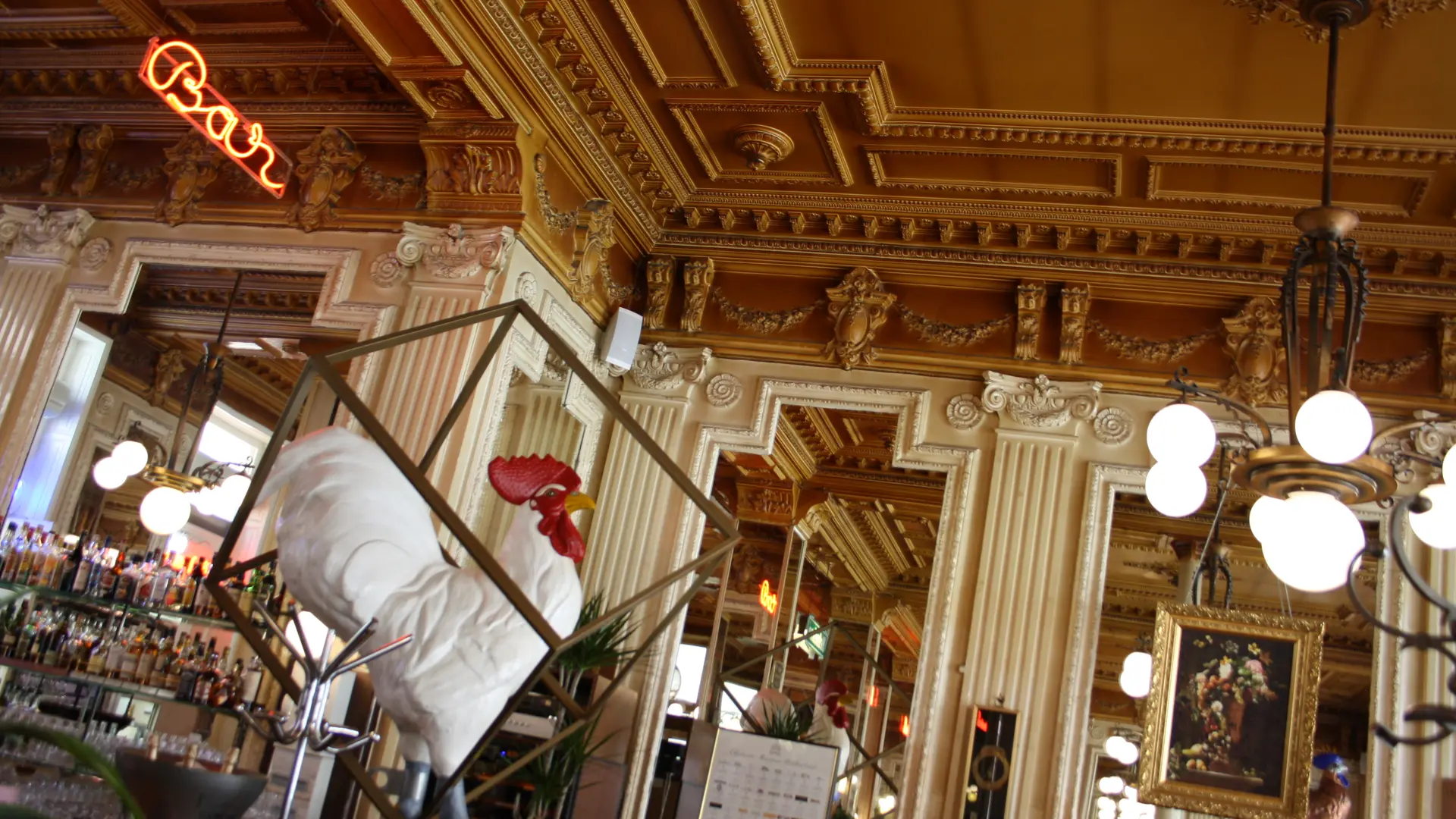 Oeuvre d'art représentant un poulet de Bresse, vue sur le plafond classé