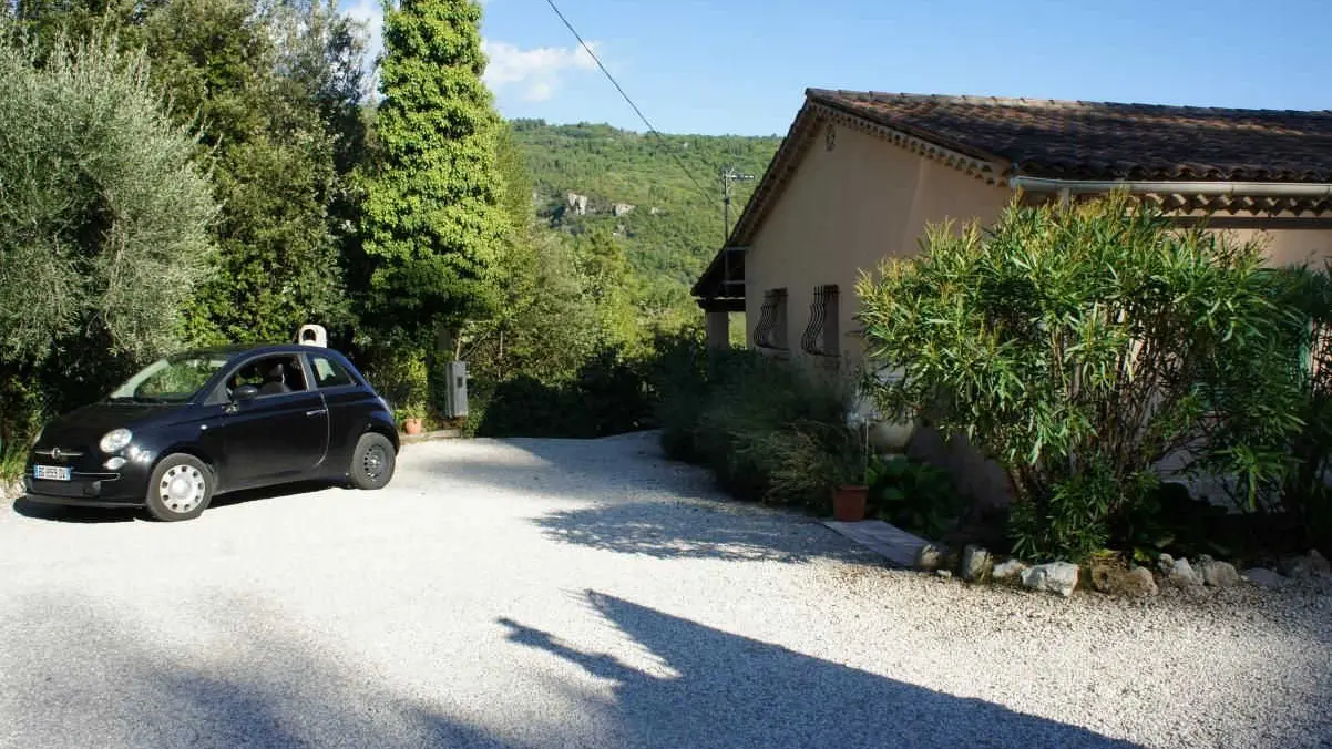 Parking Gîte Le Palmier Gîtes de France Côte d'Azur Alpes-Maritimes à Bendejun