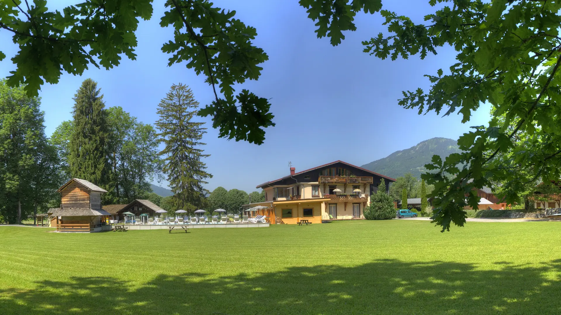 Vue sur le logement et la piscine depuis le jardin