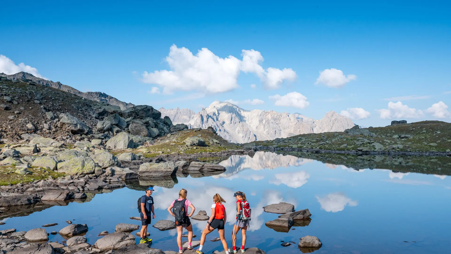 Lac long et rond des Muandes