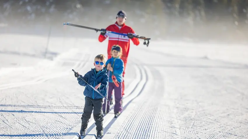 enfants en apprentissages ski de fond alternatif