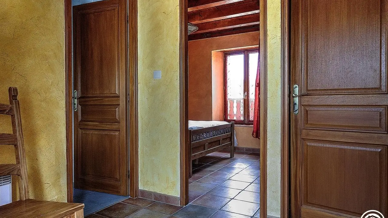 L'entrée desservant la salle d'eau , WC indépendants et 1 chambre à lit double