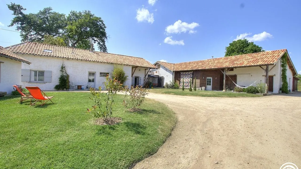 Vue d'ensemble sur la propriété comprenant la maison des propriétaires, le gîte et la maison des enfants.