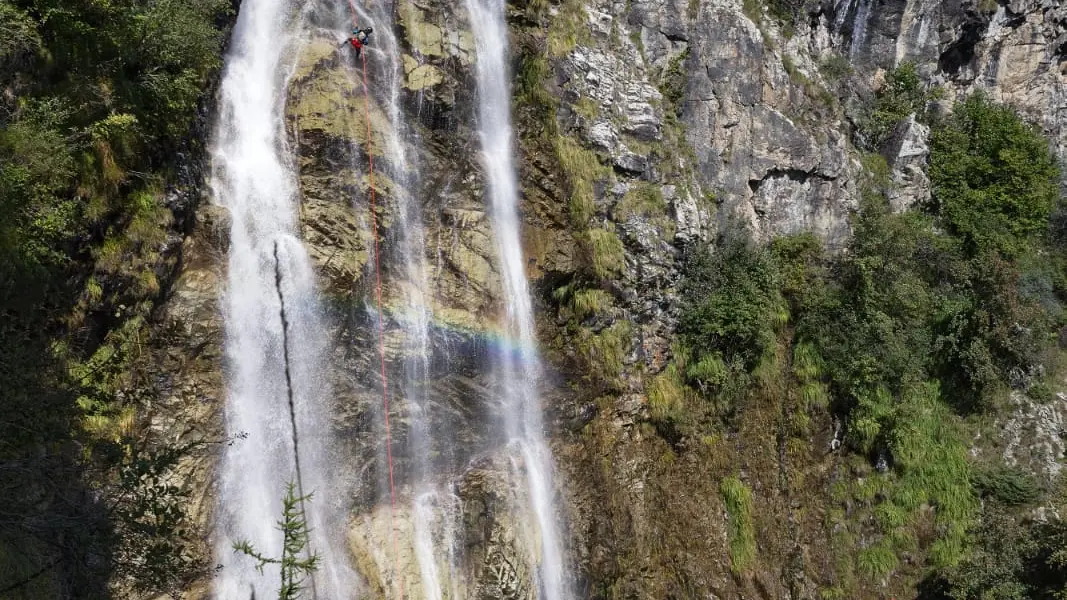 Cascade de 55m au canyon d'Amblard - Grande course Canyoning avec Ecrins Spéléo Canyon