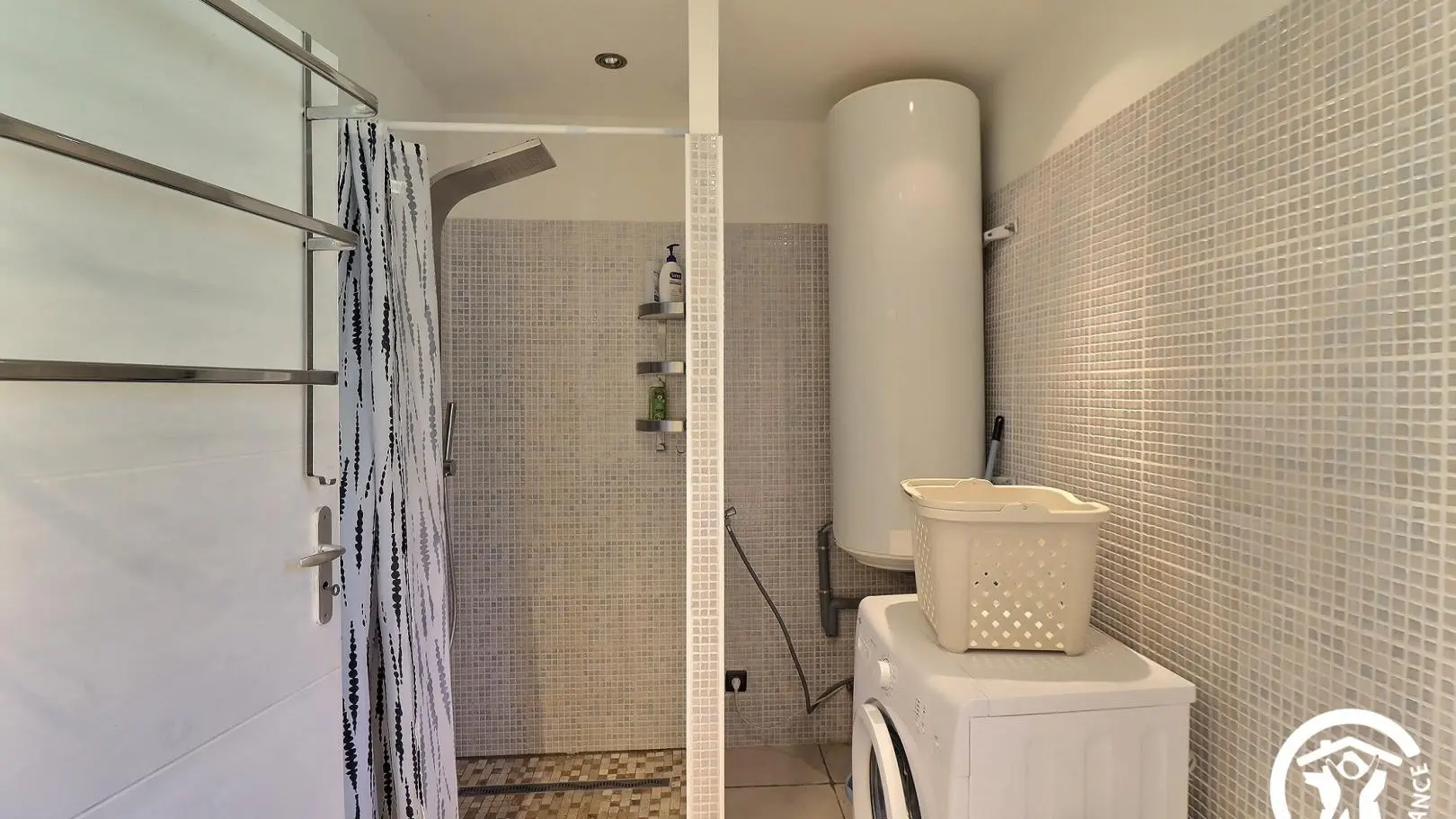 salle de bain avec baignoire balneo et douche