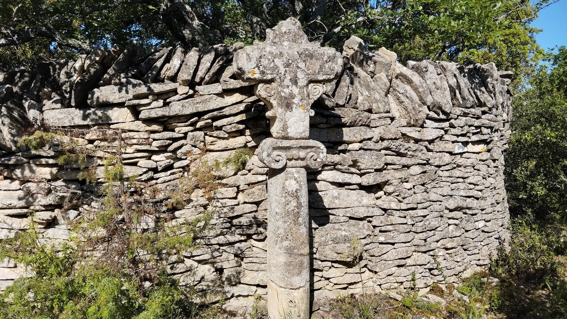 Stèle sur le chemin du col de Gordes