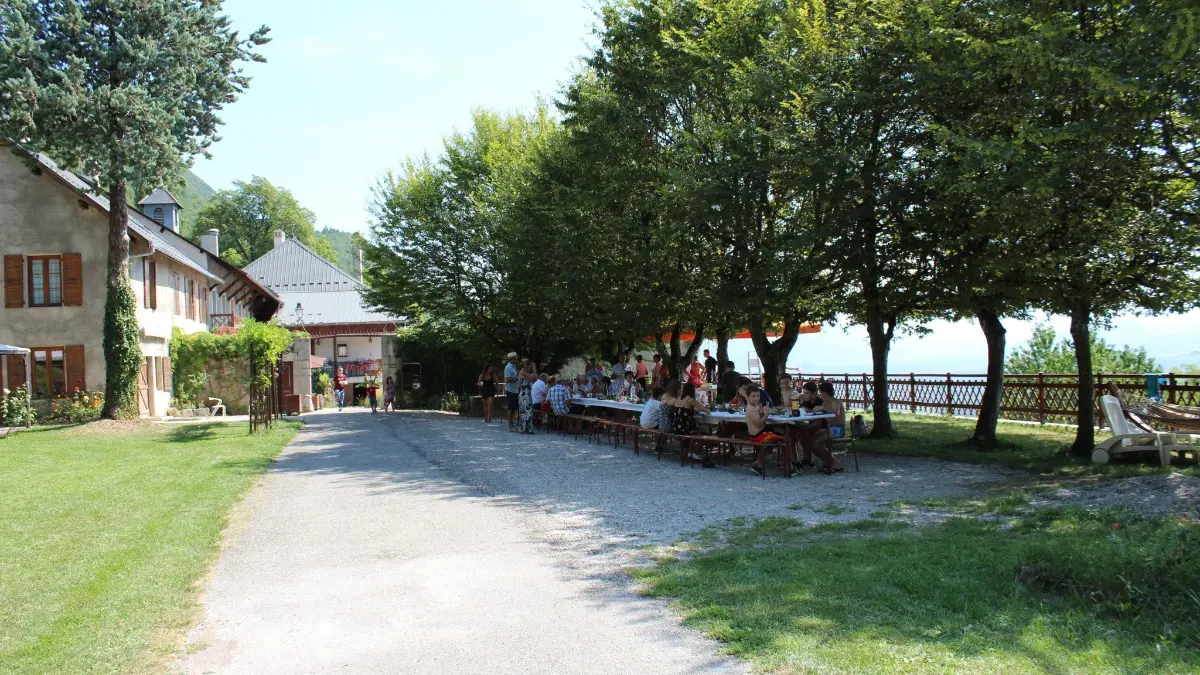 repas de famille à l'ombre des charmilles