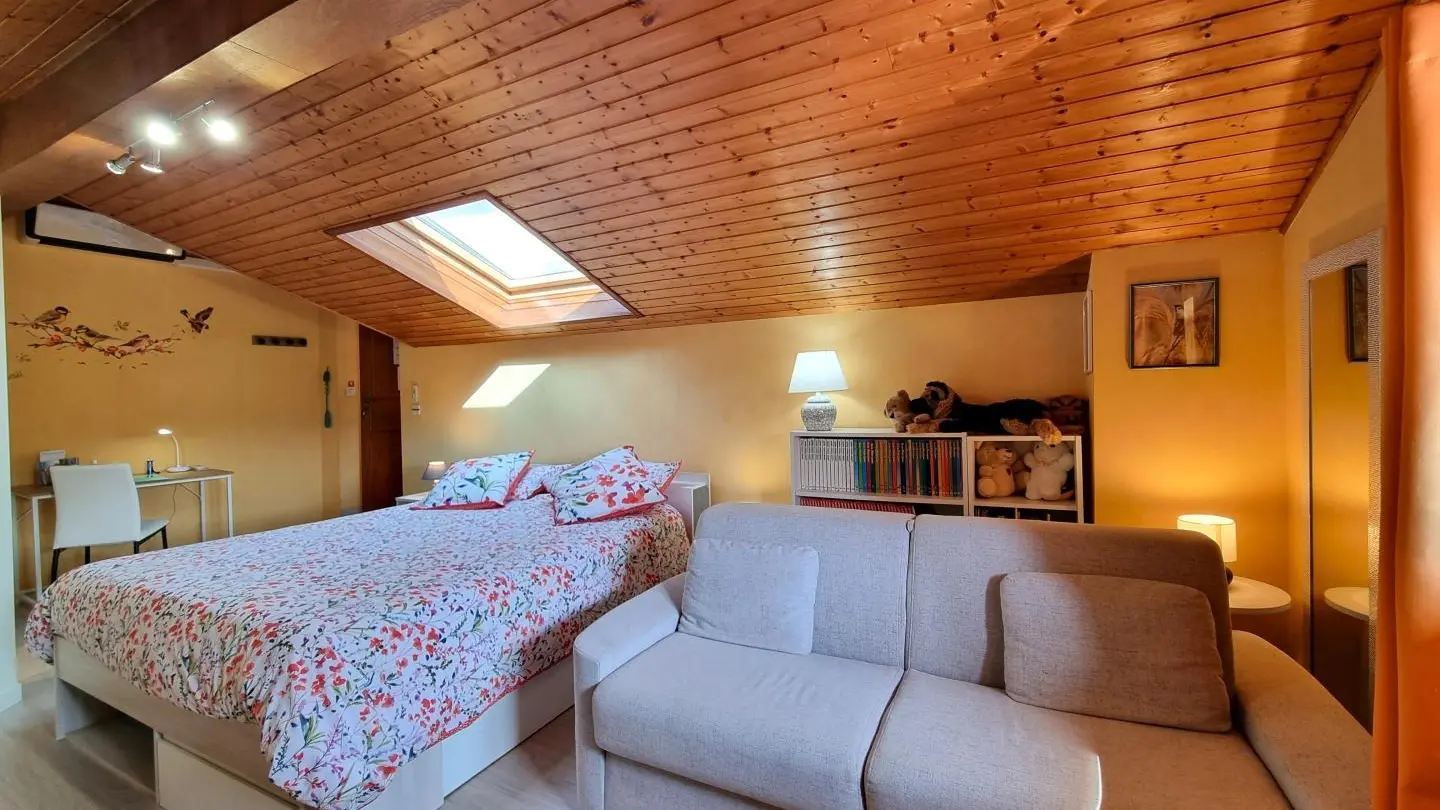 La chambre Les Mésanges se  compose d'un lit 160x200cm et d'une salle d'eau attenante et privative. Un canapé-lit 140x180 est mis à disposition pour offrir un couchage d'appoint sur réservation.