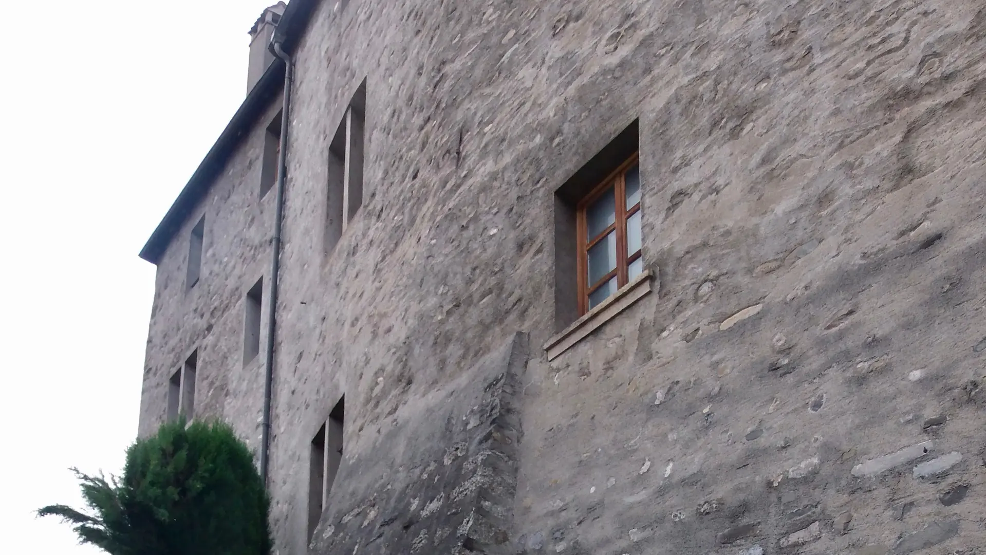 Le Gros-Bellet au pied du Château de Monthey.