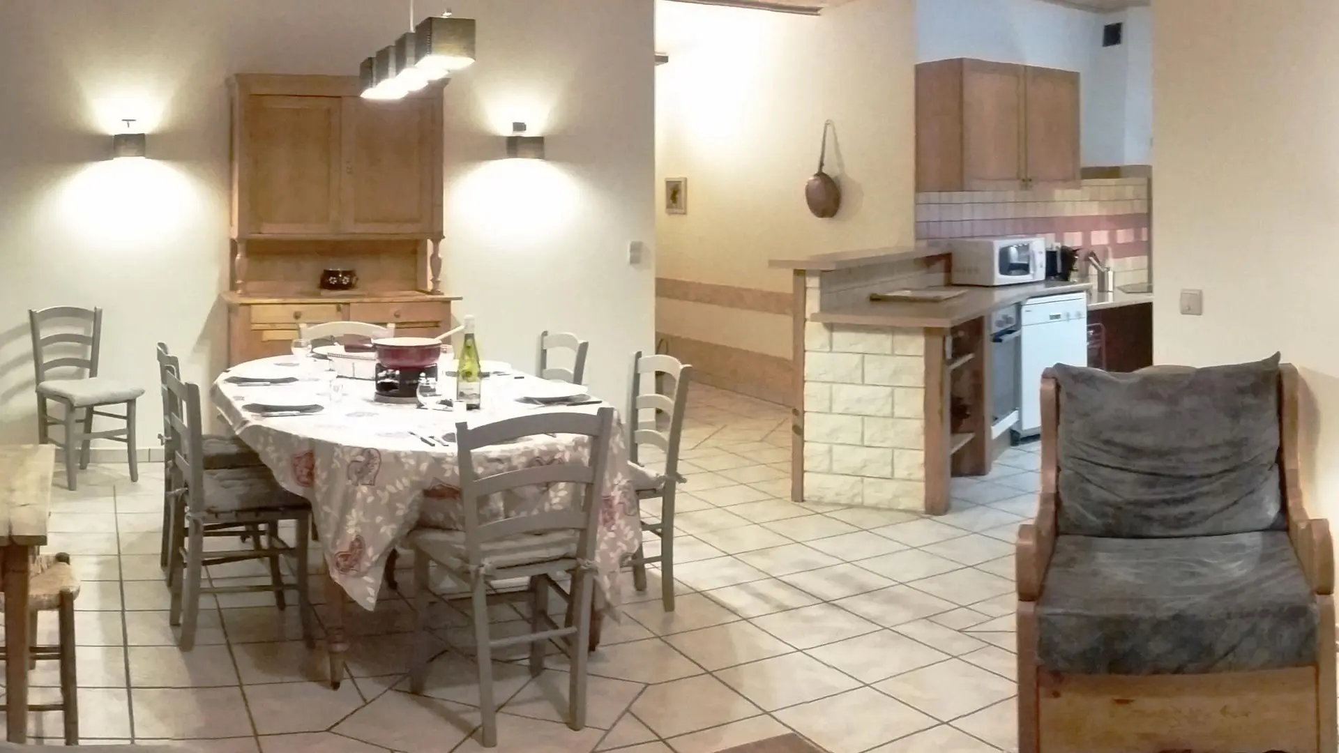 Vue depuis le coin salon sur le séjour et la cuisine